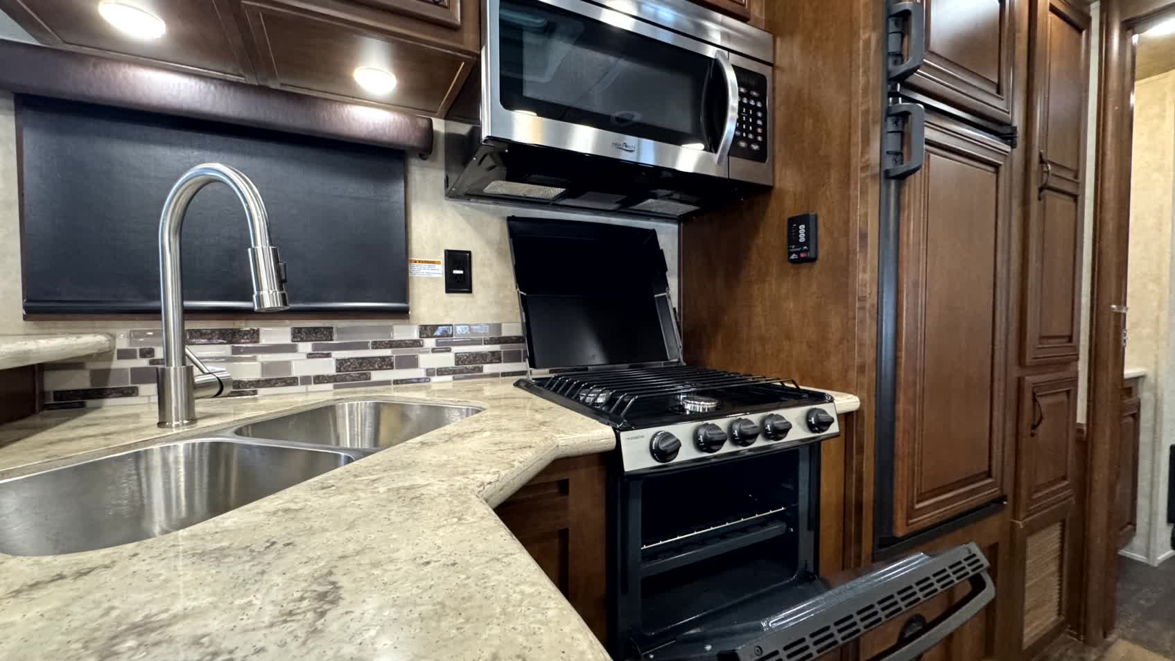 Pre Owned 2020 Bison Premiere 8317 - Image 21